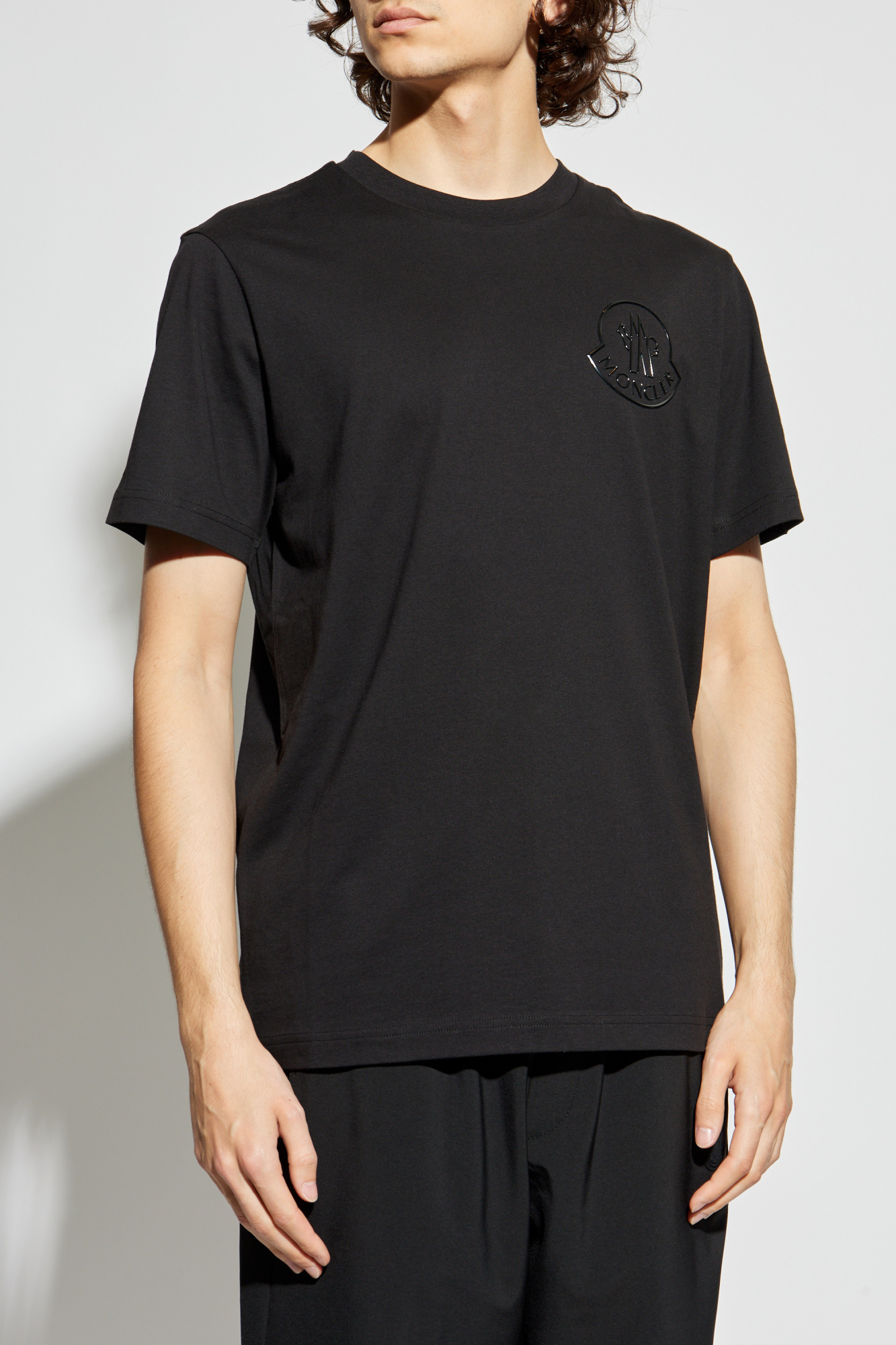 【関税込み】Moncler ブラック トーナルロゴ刺繍 Tシャツ 0400021444264_BLACK?wid=600&